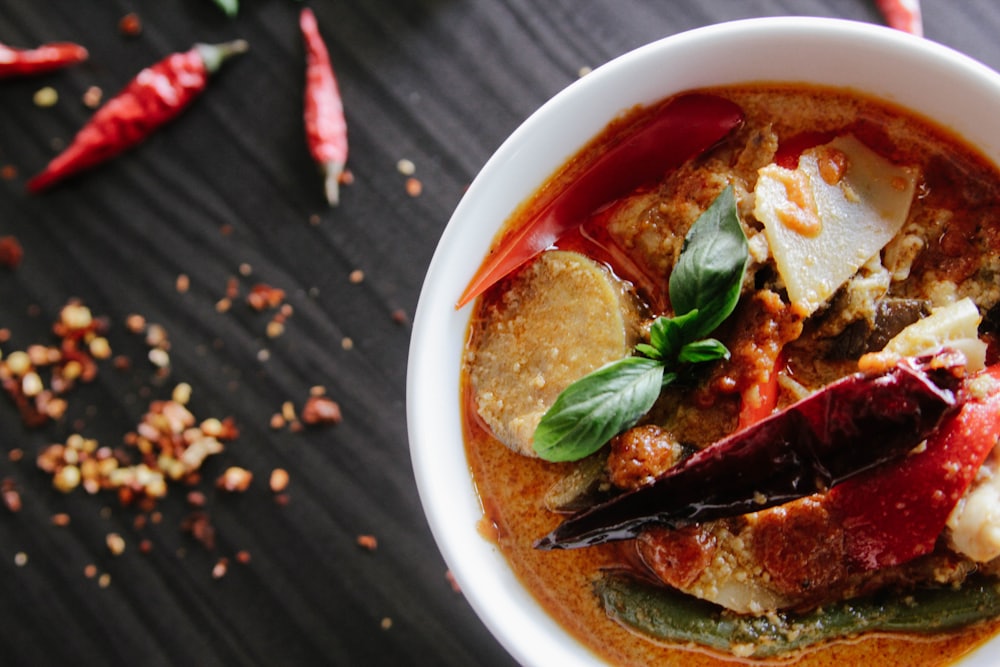 Curry rouge thaï crémeux au basilic et piments