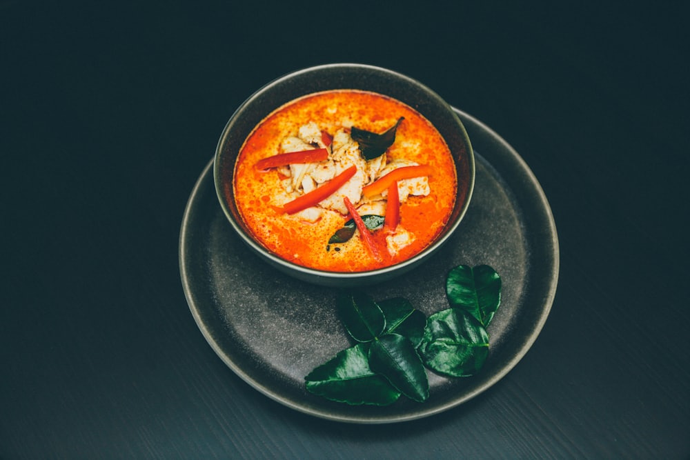 Soupe thaï épicée orangée aux feuilles de combava